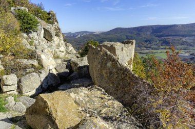 Bulgaristan 'ın Kardzhali Bölgesi, Perperikon antik Trakya kentinin sonbahar manzarası