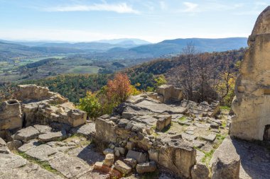 Bulgaristan 'ın Kardzhali Bölgesi, Perperikon antik Trakya kentinin sonbahar manzarası