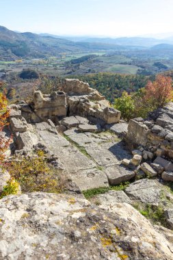 Bulgaristan 'ın Kardzhali Bölgesi, Perperikon antik Trakya kentinin sonbahar manzarası