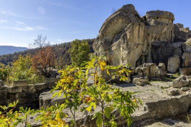 Bulgaristan 'ın Kardzhali Bölgesi, Perperikon antik Trakya kentinin sonbahar manzarası