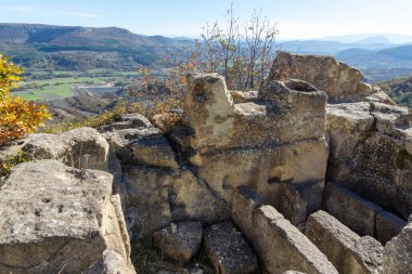 Bulgaristan 'ın Kardzhali Bölgesi, Perperikon antik Trakya kentinin sonbahar manzarası