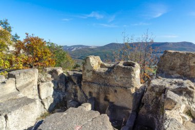 Bulgaristan 'ın Kardzhali Bölgesi, Perperikon antik Trakya kentinin sonbahar manzarası