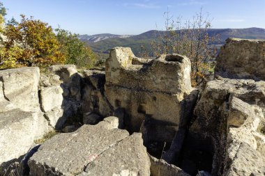 Bulgaristan 'ın Kardzhali Bölgesi, Perperikon antik Trakya kentinin sonbahar manzarası