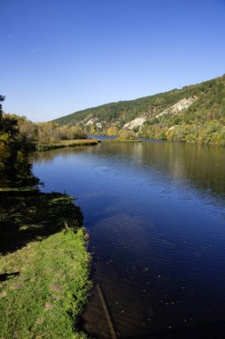 Pancharevo Gölü çevresindeki sonbahar manzarası, Sofya şehir bölgesi, Bulgaristan