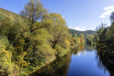 Pancharevo Gölü çevresindeki sonbahar manzarası, Sofya şehir bölgesi, Bulgaristan