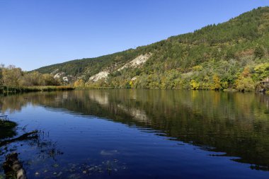 Pancharevo Gölü çevresindeki sonbahar manzarası, Sofya şehir bölgesi, Bulgaristan