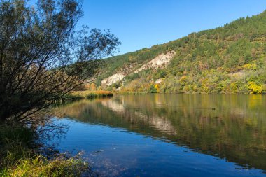 Pancharevo Gölü çevresindeki sonbahar manzarası, Sofya şehir bölgesi, Bulgaristan