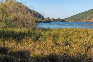 Pancharevo Gölü çevresindeki sonbahar manzarası, Sofya şehir bölgesi, Bulgaristan