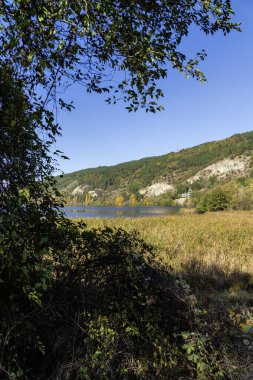 Pancharevo Gölü çevresindeki sonbahar manzarası, Sofya şehir bölgesi, Bulgaristan