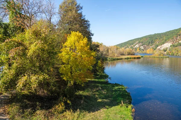 Pancharevo Gölü çevresindeki sonbahar manzarası, Sofya şehir bölgesi, Bulgaristan