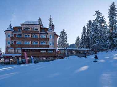 BOROVETS, BULGARIA - 20 Şubat 2025: Bulgaristan 'ın Sofya Bölgesindeki Rila Dağı' ndaki Borovets kayak merkezinin kış manzarası