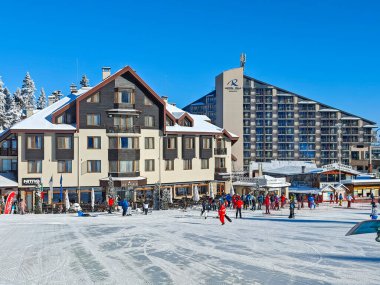 BOROVETS, BULGARIA - 20 Şubat 2025: Bulgaristan 'ın Sofya Bölgesindeki Rila Dağı' ndaki Borovets kayak merkezinin kış manzarası