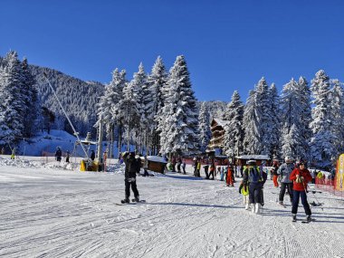 BOROVETS, BULGARIA - 20 Şubat 2025: Bulgaristan 'ın Sofya Bölgesindeki Rila Dağı' ndaki Borovets kayak merkezinin kış manzarası