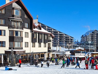 BOROVETS, BULGARIA - 20 Şubat 2025: Bulgaristan 'ın Sofya Bölgesindeki Rila Dağı' ndaki Borovets kayak merkezinin kış manzarası