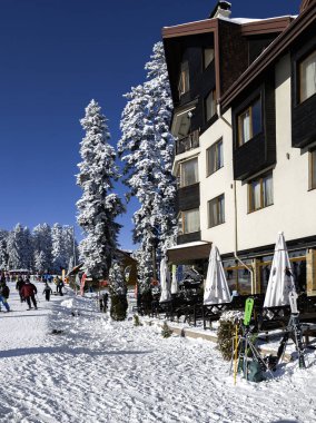 BOROVETS, BULGARIA - 20 Şubat 2025: Bulgaristan 'ın Sofya Bölgesindeki Rila Dağı' ndaki Borovets kayak merkezinin kış manzarası