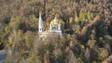 Bulgaristan 'ın Stara Zagora bölgesindeki Shipka kasabasındaki Rus kilisesi olarak bilinen Shipka Manastırı' nın hava manzarası