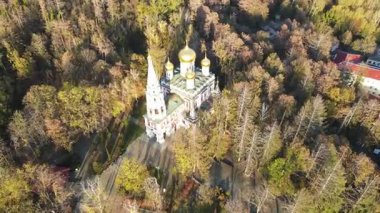 Bulgaristan 'ın Stara Zagora bölgesindeki Shipka kasabasındaki Rus kilisesi olarak bilinen Shipka Manastırı' nın hava manzarası