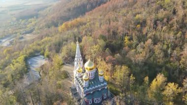 Bulgaristan 'ın Stara Zagora bölgesindeki Shipka kasabasındaki Rus kilisesi olarak bilinen Shipka Manastırı' nın hava manzarası