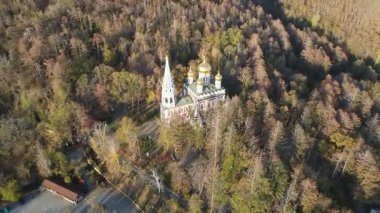 Bulgaristan 'ın Stara Zagora bölgesindeki Shipka kasabasındaki Rus kilisesi olarak bilinen Shipka Manastırı' nın hava manzarası