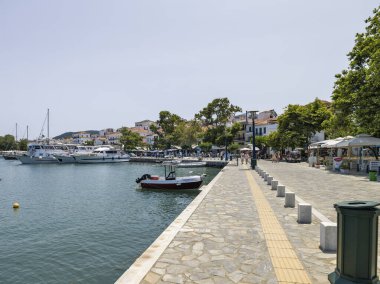 SKOPELOS, GREECE - 6 Haziran 2025: Zelos kasabası, Sporades, Thessaly, Yunanistan