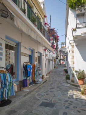 SKOPELOS, GREECE - 6 Haziran 2025: Zelos kasabası, Sporades, Thessaly, Yunanistan