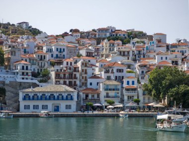 SKOPELOS, GREECE - 6 Haziran 2025: Zelos kasabası, Sporades, Thessaly, Yunanistan