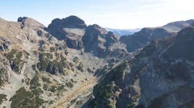 Bulgaristan 'ın Orlovets zirvesi yakınlarındaki Rila Dağı' nın Havadan Sonbahar Manzarası