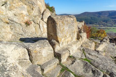 Bulgaristan 'ın Kardzhali Bölgesi, Perperikon antik Trakya kentinin sonbahar manzarası