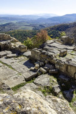 Bulgaristan 'ın Kardzhali Bölgesi, Perperikon antik Trakya kentinin sonbahar manzarası