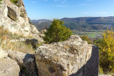 Bulgaristan 'ın Kardzhali Bölgesi, Perperikon antik Trakya kentinin sonbahar manzarası