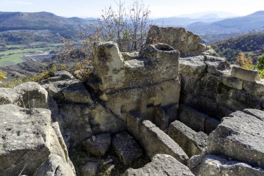 Bulgaristan 'ın Kardzhali Bölgesi, Perperikon antik Trakya kentinin sonbahar manzarası