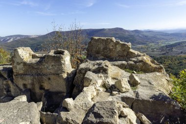 Bulgaristan 'ın Kardzhali Bölgesi, Perperikon antik Trakya kentinin sonbahar manzarası