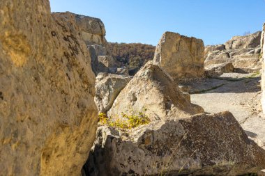 Bulgaristan 'ın Kardzhali Bölgesi, Perperikon antik Trakya kentinin sonbahar manzarası