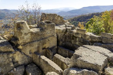Bulgaristan 'ın Kardzhali Bölgesi, Perperikon antik Trakya kentinin sonbahar manzarası
