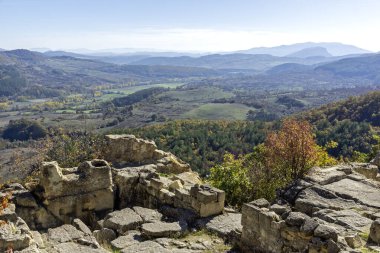 Bulgaristan 'ın Kardzhali Bölgesi, Perperikon antik Trakya kentinin sonbahar manzarası