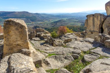 Bulgaristan 'ın Kardzhali Bölgesi, Perperikon antik Trakya kentinin sonbahar manzarası