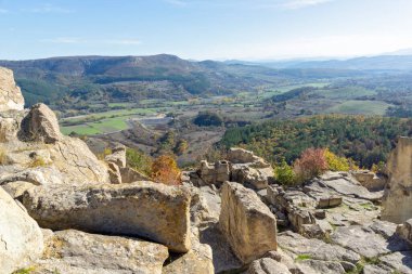 Bulgaristan 'ın Kardzhali Bölgesi, Perperikon antik Trakya kentinin sonbahar manzarası