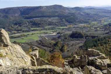 Bulgaristan 'ın Kardzhali Bölgesi, Perperikon antik Trakya kentinin sonbahar manzarası