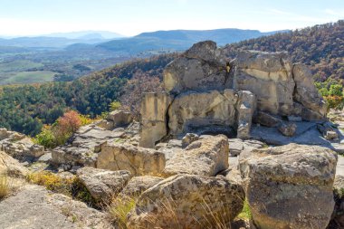 Bulgaristan 'ın Kardzhali Bölgesi, Perperikon antik Trakya kentinin sonbahar manzarası