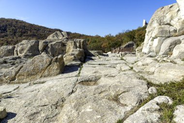 Bulgaristan 'ın Kardzhali Bölgesi, Perperikon antik Trakya kentinin sonbahar manzarası