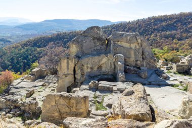 Bulgaristan 'ın Kardzhali Bölgesi, Perperikon antik Trakya kentinin sonbahar manzarası