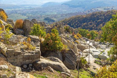 Bulgaristan 'ın Kardzhali Bölgesi, Perperikon antik Trakya kentinin sonbahar manzarası