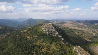 Bulgaristan 'ın Pernik Bölgesi Dragovski kamak Tepesi yakınlarındaki Greben Dağı' nın şaşırtıcı sonbahar manzarası