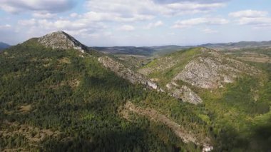Bulgaristan 'ın Pernik Bölgesi Dragovski kamak Tepesi yakınlarındaki Greben Dağı' nın şaşırtıcı sonbahar manzarası