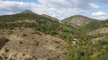 Bulgaristan 'ın Pernik Bölgesi Dragovski kamak Tepesi yakınlarındaki Greben Dağı' nın şaşırtıcı sonbahar manzarası