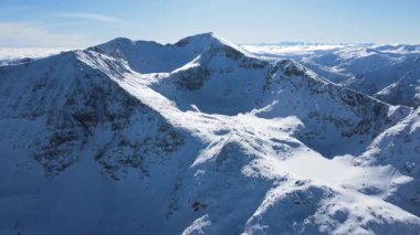 Bulgaristan 'ın Musala zirvesi yakınlarındaki Rila Dağı' nın şaşırtıcı hava kışı manzarası