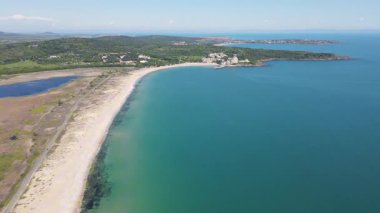 Bulgaristan 'ın Burgaz Bölgesi' nin Dyuni tatil beldesi yakınlarındaki The Driver Beach 'in hava manzarası 