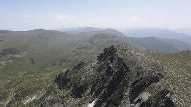 Bulgaristan 'ın Kalin zirvesi yakınlarındaki Rila Dağı' nın havadan yaz manzarası