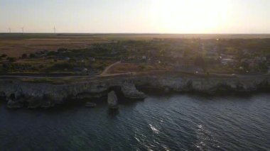 Bulgaristan 'ın Dobrich Bölgesi' ndeki Tyulenovo köyü yakınlarındaki Karadeniz kıyısının hava manzarası