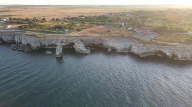 Bulgaristan 'ın Dobrich Bölgesi' ndeki Tyulenovo köyü yakınlarındaki Karadeniz kıyısının hava manzarası